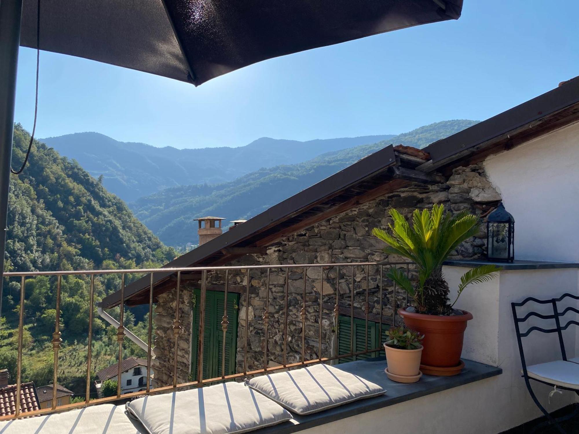 Iconic Italian Townhouse W Rooftop Terrace & Mountain View, Пиня Екстериор снимка