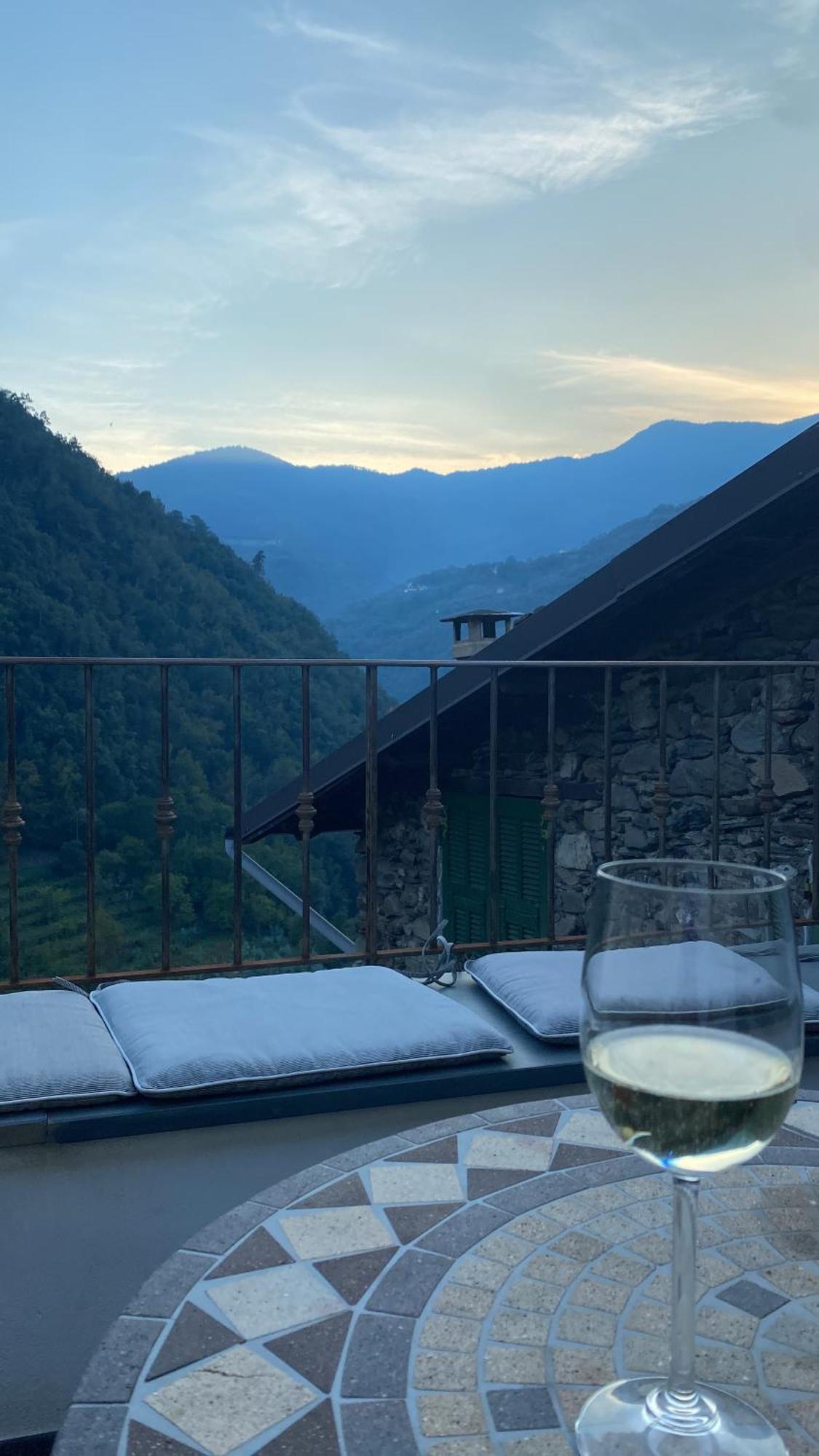Iconic Italian Townhouse W Rooftop Terrace & Mountain View, Пиня Екстериор снимка